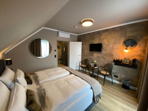 - une chambre d'hôtel avec un lit et un miroir dans l'établissement Hotel Restaurant Zur Post, à Odenthal