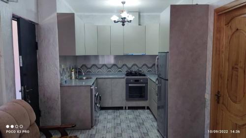 uma cozinha com um lavatório e um fogão forno superior em luka 55 em Khulo