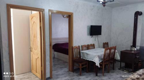 - une salle à manger avec une table et un miroir dans l'établissement luka 55, à Khulo