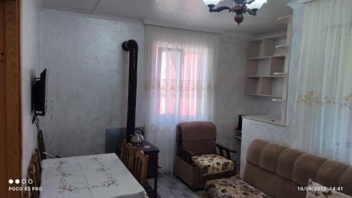 ein Wohnzimmer mit einer Couch und einem Sessel in der Unterkunft luka 55 in Khulo