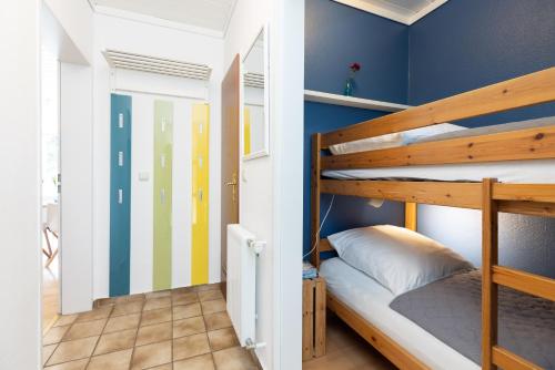 a bunk bed room with a bunk bed in a room at Blankwasserweg 131 Lensterstrand Oase Bungalow 6 in Lenste