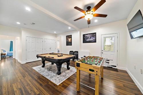 een woonkamer met een tafeltennistafel en een plafondventilator bij Getaway Nr Tsu, Midtown, Dt Hot Tub Game Room in Houston