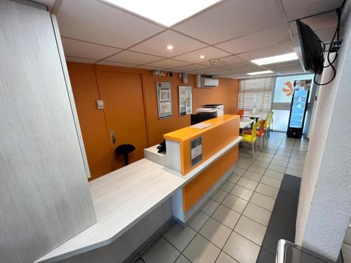 a waiting room with a counter in a hospital at Première Classe Epinay Sur Orge Savigny Sur Orge in Épinay-sur-Orge