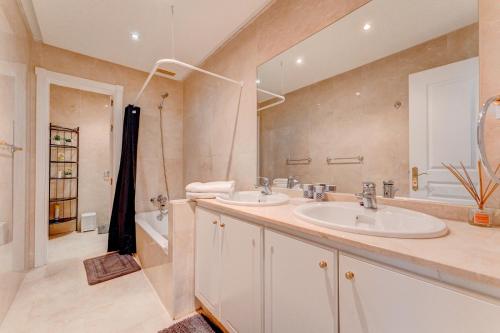 A bathroom at Beautiful apartment in Terrazas del Duque I