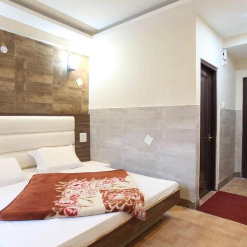 a bedroom with two beds and a shower at HOTEL ROYAL CHURU in Chūru