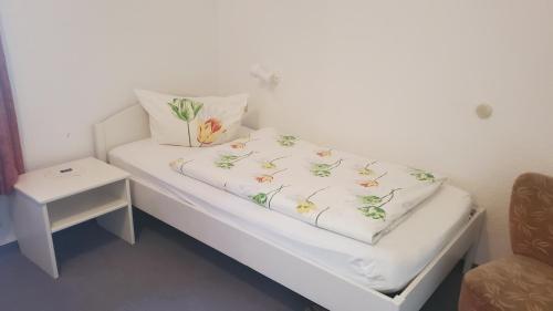 BromskirchenにあるLandgasthof Steuberの白いベッド(枕2つ付)