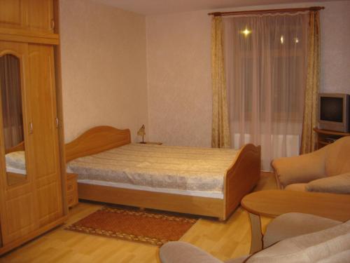1 dormitorio con 1 cama y sala de estar en Jomas 24, en Jūrmala