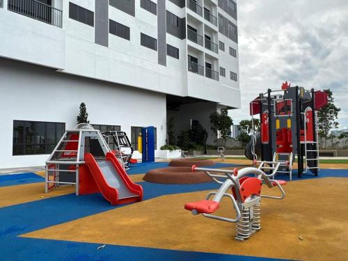 un parque infantil frente a un edificio con parque infantil en C180 Cheras Traders Square Balakong As Home, en Cheras