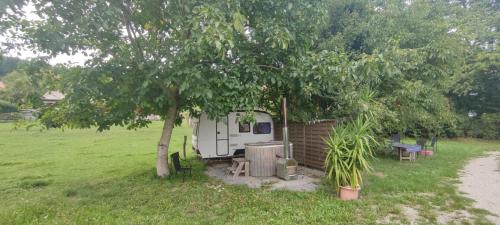 As comodidades para churrasco disponíveis para os clientes alojamento de turismo rural