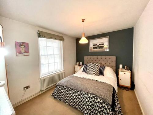 a bedroom with a bed and a window at Gorgeous 2 bedroom apartment edge of Cabot Circus in Bristol