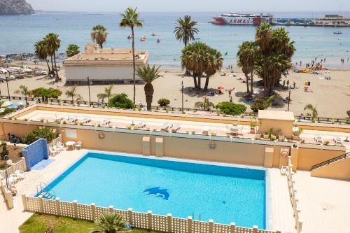widok na basen i plażę w obiekcie Frontline Penthouse with heated pool and parking w mieście Los Cristianos