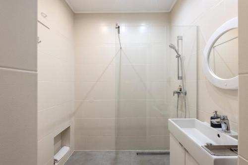 baño blanco con ducha y lavamanos en ShortStayPoland Piwna (B79) en Varsovia