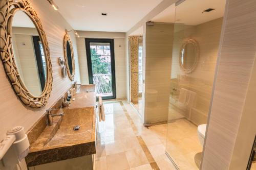 Bilik mandi di Sinema Hotel Ordu