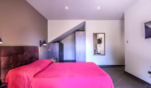 1 dormitorio con 1 cama grande con manta roja en Appartement de 3 chambres avec piscine partagee jardin clos et wifi a Porto Vecchio a 1 km de la plageB, en Porto Vecchio