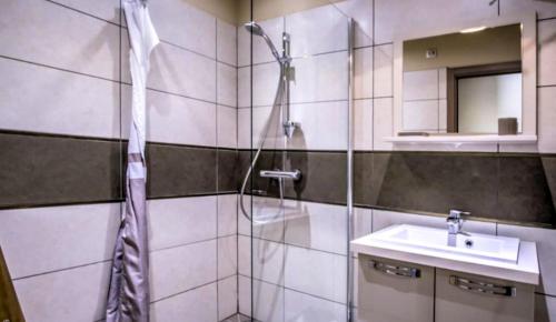 a bathroom with a shower and a sink at Appartement de 3 chambres avec piscine partagee jardin clos et wifi a Porto Vecchio a 1 km de la plageB in Porto-Vecchio