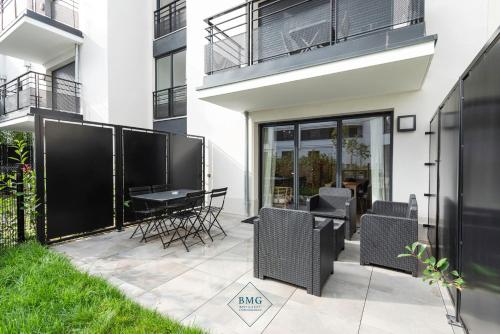 d'une terrasse avec une table et des chaises ainsi que d'un balcon. dans l'établissement Ariane place Disneyland BMYGUEST, à Chessy