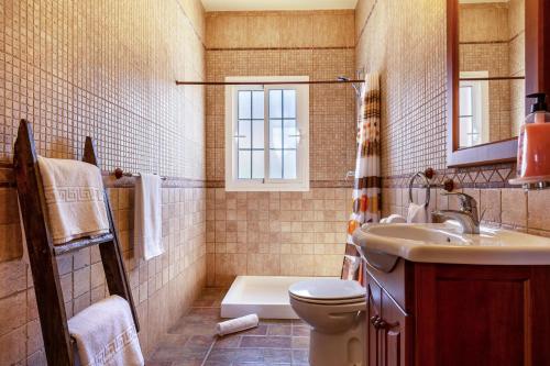 a bathroom with a sink and a toilet at Casa Guerepe in La Pared