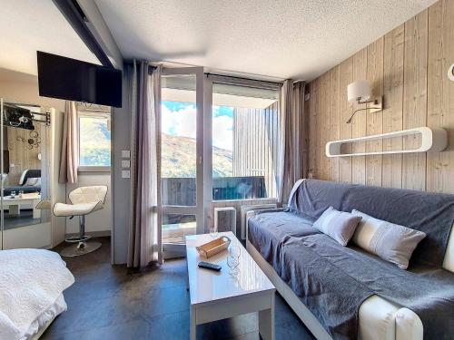 Appartement moderne rénové au pied des pistes avec balcon - FR-1-344-896