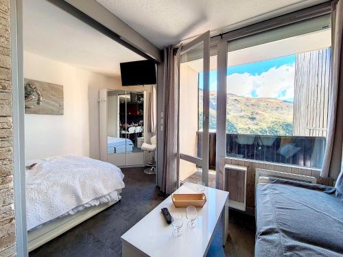 Postel nebo postele na pokoji v ubytování Appartement moderne rénové au pied des pistes avec balcon - 4 pers. - FR-1-344-896