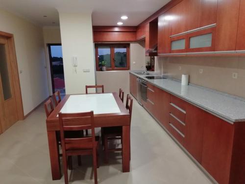 - une cuisine avec une table et des chaises dans la chambre dans l'établissement Casa da Fonte em Prada, Vinhais, à Vinhais