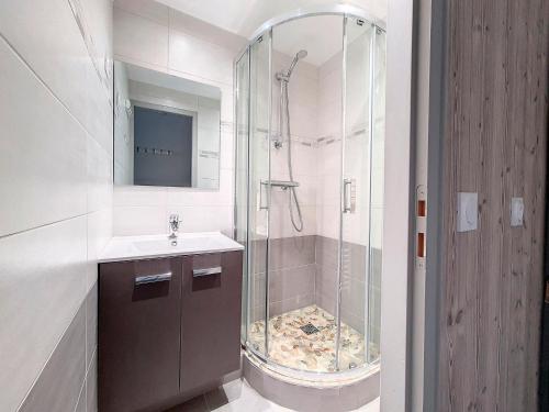 a bathroom with a shower and a sink at Appartement Les Menuires, 2 pièces, 4 personnes - FR-1-344-896 in Les Menuires