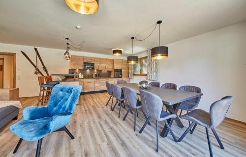 a kitchen and dining room with a table and chairs at AlpenParks Chalet & Apartment Steve Lodge Viehhofen in Viehhofen
