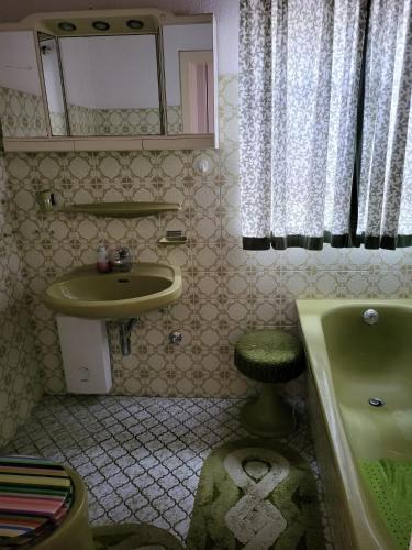 a bathroom with a sink and a toilet and a tub at Monteur Wohnung in Melle