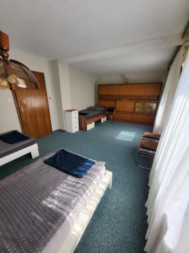 a room with a bed and a desk in it at Monteur Wohnung in Melle