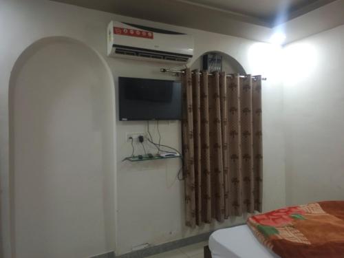 a room with a bed and a television in a room at HOTEL ROYAL CHURU in Chūru
