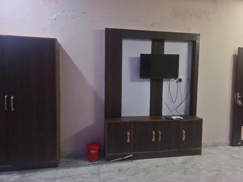 a entertainment center with a tv and a mirror at HOTEL ROYAL CHURU in Chūru