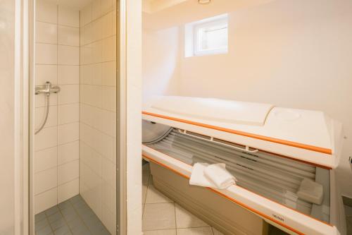 y baño con lavabo y ducha. en Appartementhaus Samson Fanningberg en Weisspriach