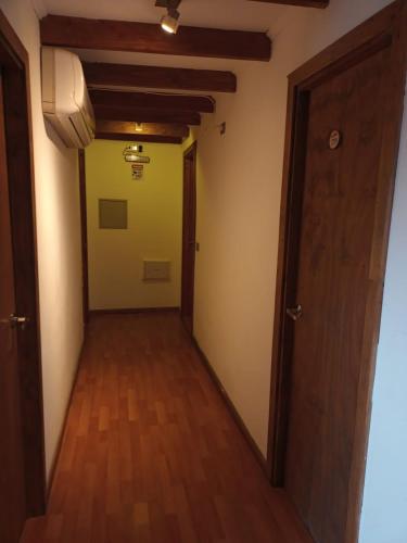 an empty hallway with a door and a hallwayngth at Hostal Valentino in Villarrica