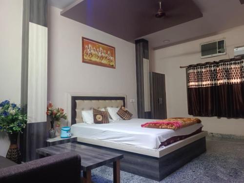 a bedroom with a bed and a table and a couch at HOTEL ROYAL CHURU in Chūru