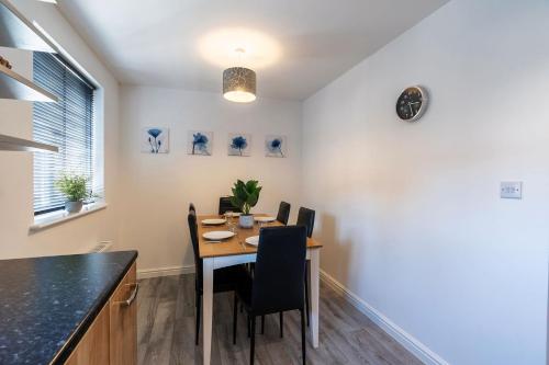 a dining room with a table and chairs at Contractor*Leisure*King Bed*Free Parking in Hull