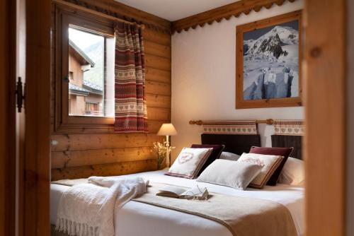 duas camas num quarto com duas janelas em Résidence Pierre & Vacances Premium La Ginabelle em Chamonix-Mont-Blanc