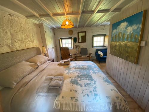 1 dormitorio con 1 cama grande en una habitación en A magical hideaway overlooking the river Boyne, en Donore