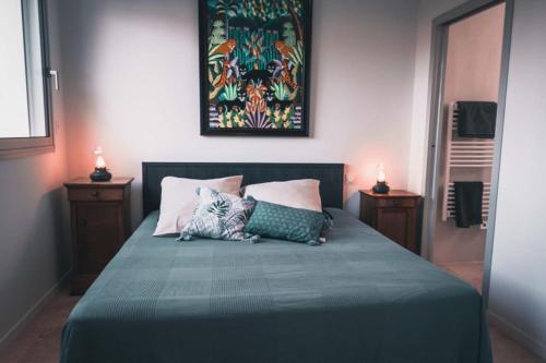 Postel nebo postele na pokoji v ubytování Vue Superbe sur Tour de la Lanterne T2 avec Terrasse Remparts 2