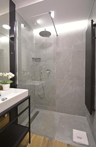 a bathroom with a shower and a sink at Sun Towers - Apartamenty Bryza - Apartamenty z parkingiem in Świnoujście