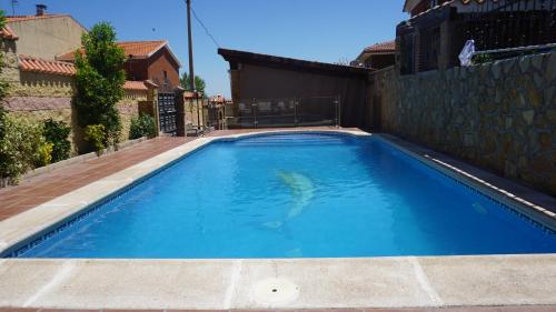 a large blue swimming pool in a house at chalet relax luxury in Navas del Rey