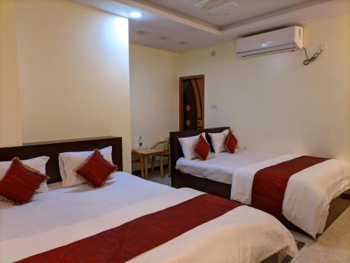 una camera d'albergo con due letti e un tavolo di Elite Cox's Resort a Cox's Bazar