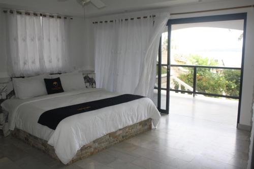 a bedroom with a large bed and a balcony at Mar Y Oro in Contadora