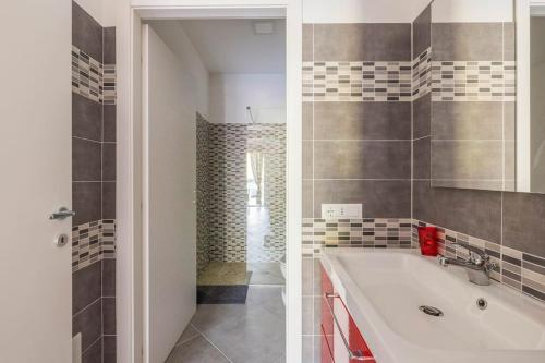 een badkamer met een bad en een douche bij 2locale Cervo in Cervo