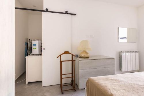 een slaapkamer met een bed en een ladder naast een dressoir bij 2locale Cervo in Cervo