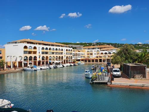 un río con barcos en una ciudad con edificios en Superbe vue sur mer à Sète, en Sète
