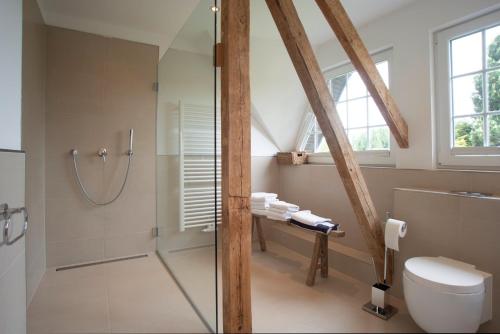 La salle de bains est pourvue d'une douche, de toilettes et d'un lavabo. dans l'établissement Großzügiges Ferienhaus an der Ostsee, à Scharbeutz