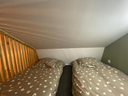 - une petite chambre avec un lit et un escalier dans l'établissement Côté Village By Mel & Jérôme, 