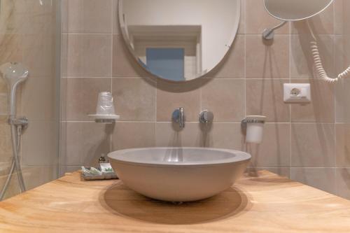 La salle de bains est pourvue d'un lavabo et d'un miroir. dans l'établissement Masseria Casina Bellanova, à Porto Cesareo
