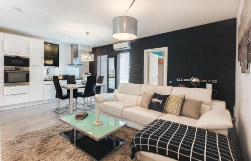 uma sala de estar com um sofá branco e uma mesa em Stay Unique Apartments Aprestadora em L'Hospitalet de Llobregat
