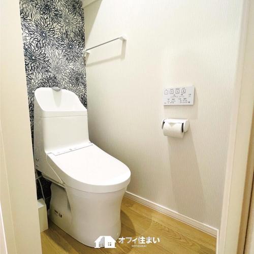 a bathroom with a white toilet in a room at （B8）NEW OPEN 快適2名まで滞在可☆サービスアパ―トメントSAPPORO南8条B8 in Sapporo