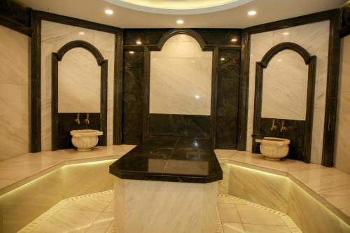 un bagno con due orinatoi in una stanza di VOGUE HOTEL RESORT AND SPA - Nabran a Nabran
